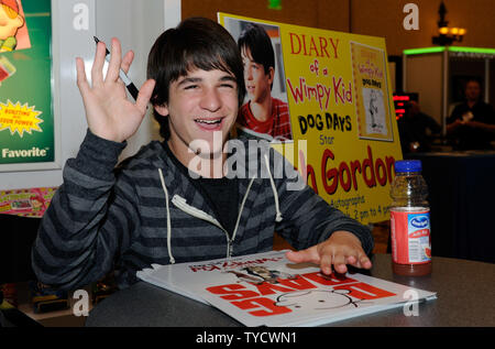 Schauspieler Zachary Gordon Autogramme seiner bevorstehenden Film release würde auch eines Wimpy Kid: Dog Days' an der Förderung in Bewegung stand im Caesars Palace während CinemaCon, die offizielle Konvention der Nationalen Vereinigung der Theater Inhaber, in Las Vegas, Nevada am 25. April 2012 zu fördern. UPI/David Becker Stockfoto