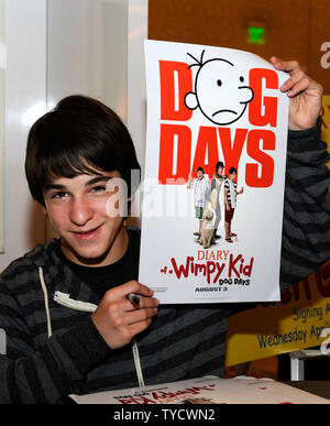 Schauspieler Zachary Gordon Autogramme seiner bevorstehenden Film release würde auch eines Wimpy Kid: Dog Days' an der Förderung in Bewegung stand im Caesars Palace während CinemaCon, die offizielle Konvention der Nationalen Vereinigung der Theater Inhaber, in Las Vegas, Nevada am 25. April 2012 zu fördern. UPI/David Becker Stockfoto