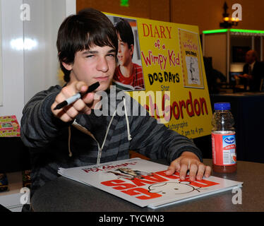 Schauspieler Zachary Gordon Autogramme seiner bevorstehenden Film release würde auch eines Wimpy Kid: Dog Days' an der Förderung in Bewegung stand im Caesars Palace während CinemaCon, die offizielle Konvention der Nationalen Vereinigung der Theater Inhaber, in Las Vegas, Nevada am 25. April 2012 zu fördern. UPI/David Becker Stockfoto