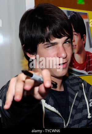 Schauspieler Zachary Gordon Autogramme seiner bevorstehenden Film release würde auch eines Wimpy Kid: Dog Days' an der Förderung in Bewegung stand im Caesars Palace während CinemaCon, die offizielle Konvention der Nationalen Vereinigung der Theater Inhaber, in Las Vegas, Nevada am 25. April 2012 zu fördern. UPI/David Becker Stockfoto