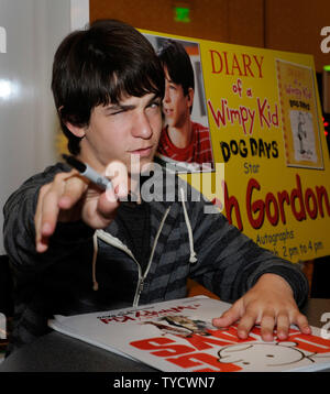 Schauspieler Zachary Gordon Autogramme seiner bevorstehenden Film release würde auch eines Wimpy Kid: Dog Days' an der Förderung in Bewegung stand im Caesars Palace während CinemaCon, die offizielle Konvention der Nationalen Vereinigung der Theater Inhaber, in Las Vegas, Nevada am 25. April 2012 zu fördern. UPI/David Becker Stockfoto