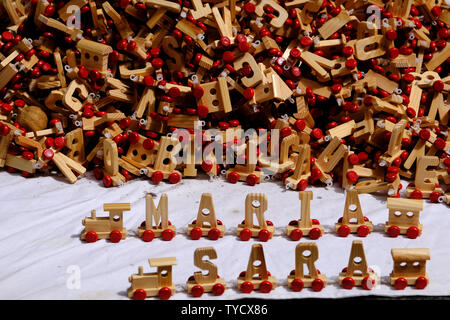 Handgefertigt aus Holz Buchstaben des Alphabets auf Rädern Stockfoto