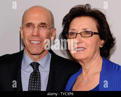 DreamWorks Animation CEO Jeffrey Katzenberg (L) und Madeline Sherak kommen im Jahr 2014 Will Rogers? Pionier des Jahres? Abendessen zu Ehren Tom Sherak im Caesars Palace während CinemaCon, die offizielle Konvention der Nationalen Vereinigung der Theater Inhaber, in Las Vegas, Nevada am 26. März 2014. UPI/David Becker Stockfoto