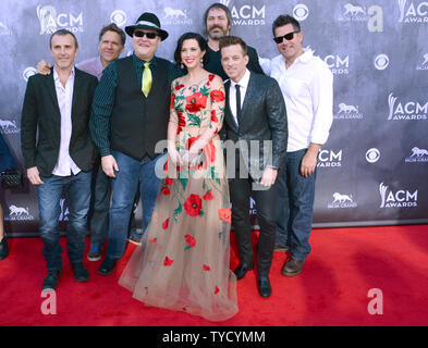 Musiker John Popper, dritter von links, und Blues Traveler, hintere Reihe, posieren mit Musikern Shawna Thompson und Kiefer Thompson, Mitte des Thompson Square, auf der 49. jährlichen Academy der Country Music Awards im MGM Grand Arena in Las Vegas, Nevada am 6. April 2014 statt. Die Show wird live auf CBS ausgestrahlt werden. UPI/Jim Ruymen Stockfoto