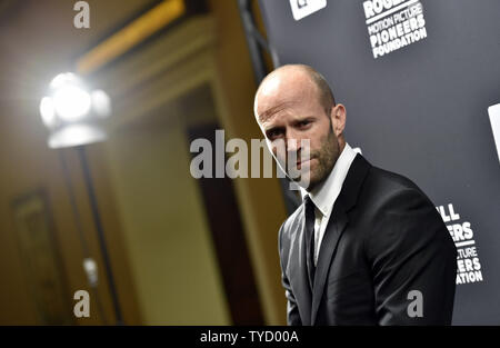 Schauspieler Jason Statham nimmt an den Pionier des Jahres Abendessen im Caesars Palace während CinemaCon, die offizielle Konvention der Nationalen Vereinigung der Theater Inhaber, in Las Vegas, Nevada am 22. April 2015. Foto von David Becker/UPI Stockfoto