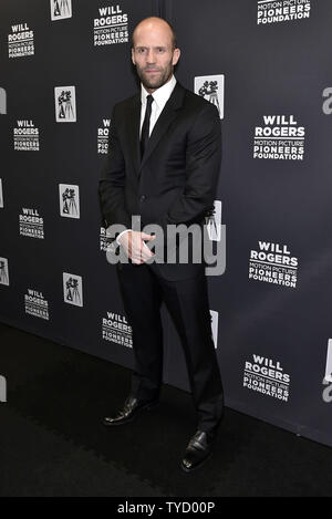 Schauspieler Jason Statham nimmt an den Pionier des Jahres Abendessen im Caesars Palace während CinemaCon, die offizielle Konvention der Nationalen Vereinigung der Theater Inhaber, in Las Vegas, Nevada am 22. April 2015. Foto von David Becker/UPI Stockfoto