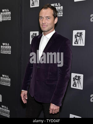 Schauspieler Jude Law besucht der Pionier des Jahres Abendessen im Caesars Palace während CinemaCon, die offizielle Konvention der Nationalen Vereinigung der Theater Inhaber, in Las Vegas, Nevada am 22. April 2015. Foto von David Becker/UPI Stockfoto