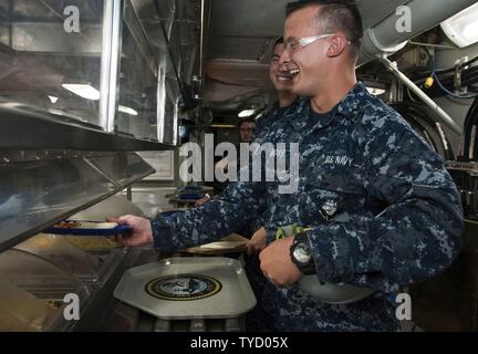 SAN DIEGO (Nov. 1, 2016) - Seemann Brandon Ross ist die erste Mahlzeit während der Wiedereröffnung des Vorwärts Pantry an Bord der Flugzeugträger USS Theodore Roosevelt (CVN 71) serviert. Theodore Roosevelt ist derzeit günstig und homeported in San Diego, die sich eine geplante geplante Wartung Verfügbarkeit. Stockfoto