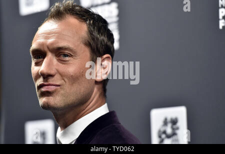 Schauspieler Jude Law besucht der Pionier des Jahres Abendessen im Caesars Palace während CinemaCon, die offizielle Konvention der Nationalen Vereinigung der Theater Inhaber, in Las Vegas, Nevada am 22. April 2015. Foto von David Becker/UPI Stockfoto