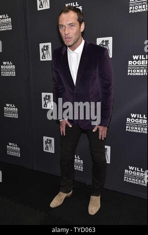 Schauspieler Jude Law besucht der Pionier des Jahres Abendessen im Caesars Palace während CinemaCon, die offizielle Konvention der Nationalen Vereinigung der Theater Inhaber, in Las Vegas, Nevada am 22. April 2015. Foto von David Becker/UPI Stockfoto