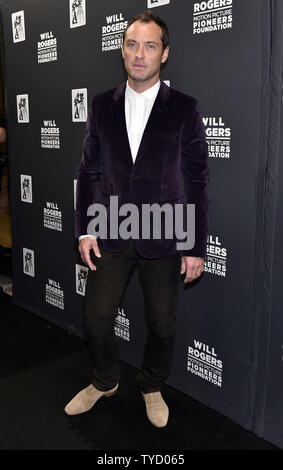 Schauspieler Jude Law besucht der Pionier des Jahres Abendessen im Caesars Palace während CinemaCon, die offizielle Konvention der Nationalen Vereinigung der Theater Inhaber, in Las Vegas, Nevada am 22. April 2015. Foto von David Becker/UPI Stockfoto