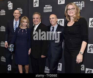 (L - R) Präsident, inländischen Vertrieb: Twentieth Century Fox, Chris Aronson, Twentieth Century Fox Co - Vorsitzender Stacey Snider, Fox Entertainment Chairman und Chief Executive Officer Jim Gianopulos, DreamWorks Animation CEO Jeffrey Katzenberg und Präsident der Produktion, Twentieth Century Fox, Emma Watt gefilmt an den Pionier des Jahres Abendessen im Caesars Palace während CinemaCon, die offizielle Konvention der Nationalen Vereinigung der Theater Inhaber, in Las Vegas, Nevada am 22. April 2015. Foto von David Becker/UPI Stockfoto