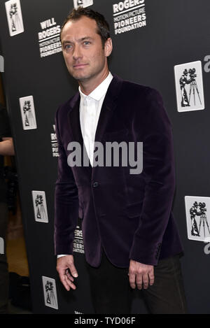 Schauspieler Jude Law besucht der Pionier des Jahres Abendessen im Caesars Palace während CinemaCon, die offizielle Konvention der Nationalen Vereinigung der Theater Inhaber, in Las Vegas, Nevada am 22. April 2015. Foto von David Becker/UPI Stockfoto