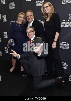 (L-R) Twentieth Century Fox Co - Vorsitzender Stacey Snider, Fox Entertainment Chairman und Chief Executive Officer Jim Gianopulos, Twentieth Century Fox, Präsident der Produktion Emma Watt und Regisseur Paul Feig gefilmt an den Pionier des Jahres Abendessen im Caesars Palace während CinemaCon, die offizielle Konvention der Nationalen Vereinigung der Theater Inhaber, in Las Vegas, Nevada am 22. April 2015. Foto von David Becker/UPI Stockfoto