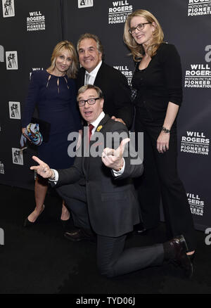 (L-R) Twentieth Century Fox Co - Vorsitzender Stacey Snider, Fox Entertainment Chairman und Chief Executive Officer Jim Gianopulos, Twentieth Century Fox, Präsident der Produktion Emma Watt und Regisseur Paul Feig gefilmt an den Pionier des Jahres Abendessen im Caesars Palace während CinemaCon, die offizielle Konvention der Nationalen Vereinigung der Theater Inhaber, in Las Vegas, Nevada am 22. April 2015. Foto von David Becker/UPI Stockfoto