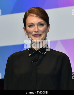 Schauspielerin Julianne Moore erscheint am Caesars Palace während CinemaCon, die offizielle Konvention der Nationalen Vereinigung der Theater Inhaber, in Las Vegas, Nevada am 23. April 2015. Foto von David Becker/UPI Stockfoto