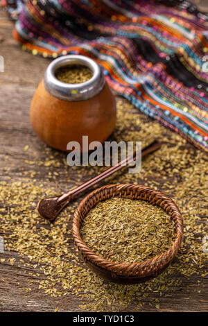 Die traditionellen Südamerikanischen yerba mate Blätter und Kaffee serviert in der kalebasse Stockfoto