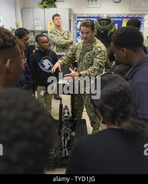 BATON ROUGE, La (Nov. 1, 2016) - Petty Officer 1st Class Evan Dean (Mitte rechts), für die Beseitigung von Explosivstoffen Gruppe (EODGRU) 2, die Fähigkeiten der Talon EOD-Roboter in die Scotlandville pre-engineering Magnet Akademie erklärt zugeordnet Robotik Klasse als Teil von Baton Rouge Marine Woche 2016. Baton Rouge ist eine der wählen Sie Städte, die 2016 Marine Woche, eine Woche für die U.S. Navy Bewusstsein durch lokale Öffentlichkeitsarbeit gewidmet, Dienst an der Gemeinschaft und Ausstellungen zu veranstalten. Stockfoto