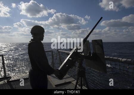 Meer (Nov 1, 2016) Seemann Juan Marquez mans ein M2. 50-Kaliber Gewehr während einer General Quarters übung Während auf Patrouille im Mittelmeer Nov. 1, 2016 an Bord der USS Carney (DDG64). Carney, einem der Arleigh-Burke-Klasse geführte-missile Destroyer, Vorwärts - Rota, Spanien bereitgestellt werden, ist die Durchführung einer Routinepatrouille in den USA 6 Flotte Bereich der Maßnahmen zur Unterstützung der US-amerikanischen nationalen Sicherheitsinteressen in Europa. Stockfoto