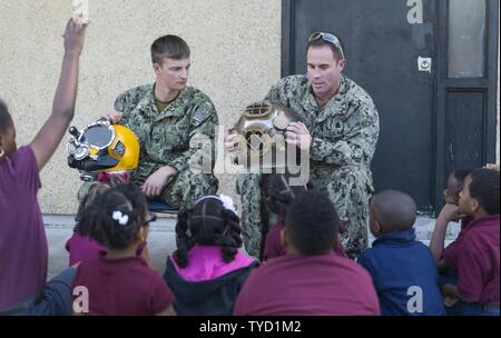 BATON ROUGE, La (Nov. 1, 2016) Petty Officer 3rd Class Darren Hauk (links) und Chief Petty Officer Justin Stehr (rechts), für die Beseitigung von Explosivstoffen Gruppe (EODGRU) 2, beantworten Fragen über das Mk zugeordnet. 5 Und KM-37 Tauchen Helme am Wald Höhen Akademie Jungen und Mädchen Club als Teil von Baton Rouge Marine Woche 2016. Baton Rouge ist eine der wählen Sie Städte, die 2016 Marine Woche, eine Woche für die U.S. Navy Bewusstsein durch lokale Öffentlichkeitsarbeit gewidmet, Dienst an der Gemeinschaft und Ausstellungen zu veranstalten. Stockfoto