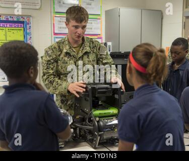 BATON ROUGE, La (Nov. 1, 2016) - Petty Officer 3rd Class Darren Hauk, für die Beseitigung von Explosivstoffen Gruppe (EODGRU) 2, die Fähigkeiten des Seabotix remote betriebenen Fahrzeug an Studierende der Scotlandville pre-engineering Magnet Akademie erklärt zugeordnet Robotik Klasse als Teil von Baton Rouge Marine Woche 2016. Baton Rouge ist eine der wählen Sie Städte, die 2016 Marine Woche, eine Woche für die U.S. Navy Bewusstsein durch lokale Öffentlichkeitsarbeit gewidmet, Dienst an der Gemeinschaft und Ausstellungen zu veranstalten. Stockfoto