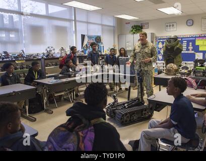 BATON ROUGE, La (Nov. 1, 2016) Senior Chief Petty Officer Steve Carlson, auf Explosive Ordnance Disposal Group (EODGRU) 2, erläutert die Aufgabe der Marine EOD auf der Scotlandville pre-engineering Magnet Akademie zugeordnet Robotik Klasse als Teil von Baton Rouge Marine Woche 2016. Baton Rouge ist eine der wählen Sie Städte, die 2016 Marine Woche, eine Woche für die U.S. Navy Bewusstsein durch lokale Öffentlichkeitsarbeit gewidmet, Dienst an der Gemeinschaft und Ausstellungen zu veranstalten. Stockfoto