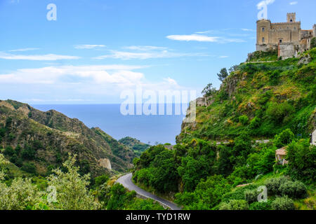 Die mittelalterliche Burg auf dem Gipfel des Monte Tauro, Taormina, Sizilien, Italien Stockfoto