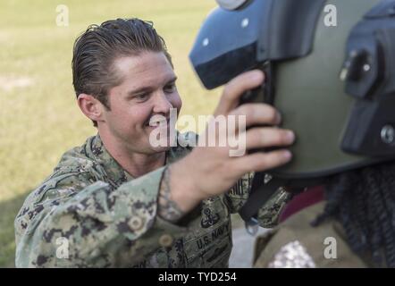 BATON ROUGE, La (Nov. 1, 2016) - Petty Officer 1st Class Evan Dean, Explosive Ordnance Disposal Group (EODGRU) 2, hilft einem Kind ein Eod Markus 9 Bombe Anzug Helm am Wald Höhen Akademie Jungen und Mädchen Club Don als Teil von Baton Rouge Marine Woche 2016 zugeordnet. Baton Rouge ist eine der wählen Sie Städte, die 2016 Marine Woche, eine Woche für die U.S. Navy Bewusstsein durch lokale Öffentlichkeitsarbeit gewidmet, Dienst an der Gemeinschaft und Ausstellungen zu veranstalten. Stockfoto