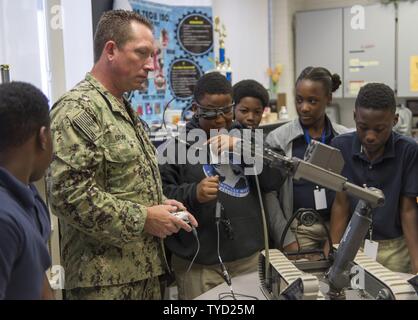 BATON ROUGE, La (Nov. 1, 2016) Senior Chief Petty Officer Tim Bray, für die Beseitigung von Explosivstoffen Gruppe (EODGRU) 2, die Fähigkeiten des PackBot Transportable EOD-Roboter für Studierende der Scotlandville pre-engineering Magnet Akademie erklärt zugeordnet Robotik Klasse als Teil von Baton Rouge Marine Woche 2016. Baton Rouge ist eine der wählen Sie Städte, die 2016 Marine Woche, eine Woche für die U.S. Navy Bewusstsein durch lokale Öffentlichkeitsarbeit gewidmet, Dienst an der Gemeinschaft und Ausstellungen zu veranstalten. Stockfoto