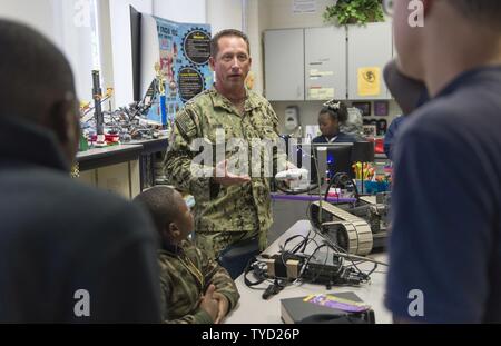 BATON ROUGE, La (Nov. 1, 2016) - Senior Chief Petty Officer Tim Bray, für die Beseitigung von Explosivstoffen Gruppe (EODGRU) 2, die Fähigkeiten des PackBot Transportable EOD-Roboter für Studierende der Scotlandville pre-engineering Magnet Akademie erklärt zugeordnet Robotik Klasse als Teil von Baton Rouge Marine Woche 2016. Baton Rouge ist eine der wählen Sie Städte, die 2016 Marine Woche, eine Woche für die U.S. Navy Bewusstsein durch lokale Öffentlichkeitsarbeit gewidmet, Dienst an der Gemeinschaft und Ausstellungen zu veranstalten. Stockfoto