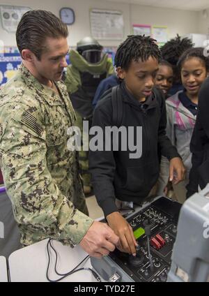 BATON ROUGE, La (Nov. 1, 2016) - Petty Officer 1st Class Evan Dean, Explosive Ordnance Disposal Group (EODGRU) 2, die steuerkonsole eines Talon EOD-Roboter zu einem Schüler des Scotlandville pre-engineering Magnet Akademie erklärt zugeordnet Robotik Klasse als Teil von Baton Rouge Marine Woche 2016. Baton Rouge ist eine der wählen Sie Städte, die 2016 Marine Woche, eine Woche für die U.S. Navy Bewusstsein durch lokale Öffentlichkeitsarbeit gewidmet, Dienst an der Gemeinschaft und Ausstellungen zu veranstalten. Stockfoto