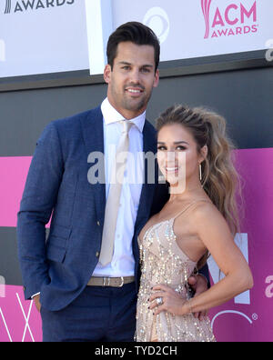 NFL Spieler Eric Decker (L) und Sängerin Jessie James Decker nehmen an der 52. jährlichen Academy der Country Music Awards bei der T-Mobile Arena in Las Vegas, Nevada am 2. April 2017 statt. Die Show wird Telecast live auf CBS. Foto von Jim Ruymen/UPI Stockfoto