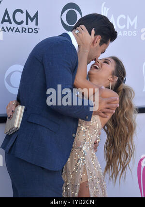 NFL Spieler Eric Decker (L) und Sängerin Jessie James Decker nehmen an der 52. jährlichen Academy der Country Music Awards bei der T-Mobile Arena in Las Vegas, Nevada am 2. April 2017 statt. Die Show wird Telecast live auf CBS. Foto von Jim Ruymen/UPI Stockfoto