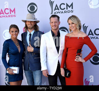 (L - R) Brittney Marie Cole, Sänger Brian Kelley und Tyler Hubbard von music group Florida Georgia Linie, und Hayley Stommel nehmen an der 52. jährlichen Academy der Country Music Awards bei der T-Mobile Arena in Las Vegas, Nevada am 2. April 2017 statt. Die Show wird Telecast live auf CBS. Foto von Jim Ruymen/UPI Stockfoto