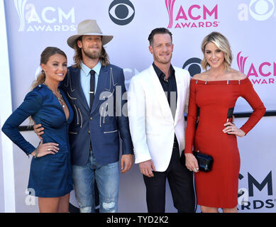 (L - R) Brittney Marie Cole, Sänger Brian Kelley und Tyler Hubbard von music group Florida Georgia Linie, und Hayley Stommel nehmen an der 52. jährlichen Academy der Country Music Awards bei der T-Mobile Arena in Las Vegas, Nevada am 2. April 2017 statt. Die Show wird Telecast live auf CBS. Foto von Jim Ruymen/UPI Stockfoto