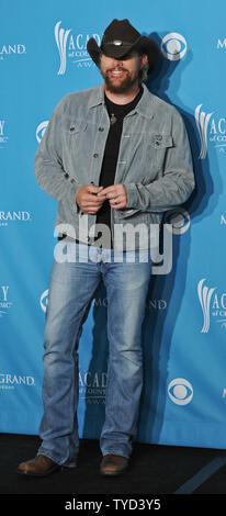 Toby Keith kommt auf dem Foto Zimmer an der Akademie der Country Music (ACM) Awards in Las Vegas, Nevada am 18. April 2010. UPI/Alexis C Glenn Stockfoto