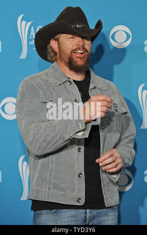 Toby Keith kommt auf dem Foto Zimmer an der Akademie der Country Music (ACM) Awards in Las Vegas, Nevada am 18. April 2010. UPI/Alexis C Glenn Stockfoto