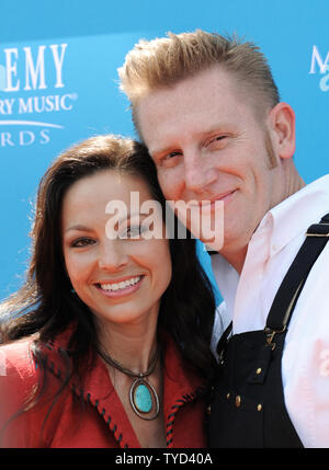Rory Lee Feek und Joey Martin Feek, der duo Joey+Rory, kommen auf die Orange Teppich an der Akademie der Country Music (ACM) Awards in Las Vegas, Nevada am 18. April 2010. UPI/Alexis C Glenn Stockfoto