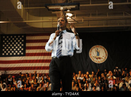 Vermutliches demokratischen Präsidentschaftskandidaten Senator Barack Obama (D-IL) spricht auf ein Town Hall Meeting auf EG-Glas High School in Lynchburg, Virginia am 20. August 2008. (UPI Foto/Alexis C Glenn) Stockfoto