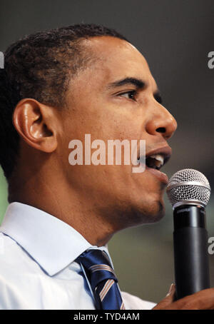 Vermutliches demokratischen Präsidentschaftskandidaten Senator Barack Obama (D-IL) spricht auf ein Town Hall Meeting auf EG-Glas High School in Lynchburg, Virginia am 20. August 2008. (UPI Foto/Alexis C Glenn) Stockfoto