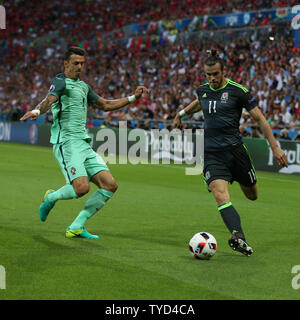 Jose Fonte von Portugal (L) schließt sich Gareth Bale von Wales während der Euro Halbfinale 2016 Match im Stade de Lyon in Lyon, Frankreich am 6. Juli 2016. Foto von Chris Brunskill/UPI Stockfoto