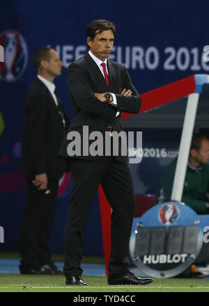 Wales Manager Chris Coleman sieht auf den touchline während der Euro Halbfinale 2016 Match im Stade de Lyon in Lyon, Frankreich am 6. Juli 2016. Foto von Chris Brunskill/UPI Stockfoto