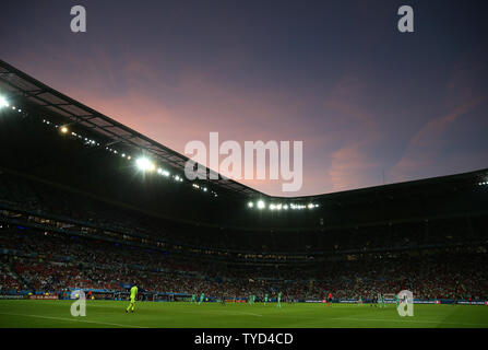 Eine allgemeine Ansicht der Aktion während der Euro Halbfinale 2016 Match im Stade de Lyon in Lyon, Frankreich am 6. Juli 2016. Foto von Chris Brunskill/UPI Stockfoto