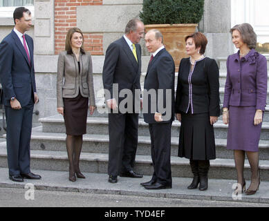 Von links nach rechts: spanische Kronprinz Felipe und Prinzessin Letizia, König Juan Carlos, der russische Präsident Wladimir Putin, seine Frau Ljudmila und Königin Sofia posieren für die Fotografen an der Zarzuela Palace außerhalb von Madrid, 8. Februar 2006. Putin ist in Spanien auf einem zweitägigen Staatsbesuch des internationalen Terrorismus und der Zusammenarbeit mit internationalen Organisationen, um zu verhindern, dass der Terrorismus zu diskutieren. (UPI Foto/Anatoli Zhdanov) Stockfoto