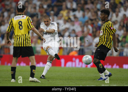 Benzema Antriebe mit der Kugel während der Peace Cup Match zwischen Real Madrid und Al Ittihad am 26. Juli 2009 in Madrid, Spanien. (UPI Foto/Angel Martinez) Stockfoto