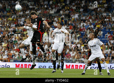 Benzema und Cristiano Ronaldo Sprünge für eine Kugel während der Peace Cup Match zwischen Real Madrid und Liga de Quito im Santiago Bernabeu Stadion am 28. Juli 2009 in Madrid, Spanien. (UPI Foto/Angel Martinez) Stockfoto