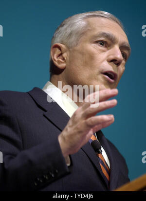 Hoffnungsvolles Gen. Wesley Clark bespricht seine Pläne für America's Health Care System bei einer Veranstaltung gefördert durch die Nhpc, am 23. Januar 2004 in Manchester, New Hampshire. Es ist weniger als eine Woche, bis die New Hampshire primaries Links. (UPI Foto/Michael Kleinfeld) Stockfoto