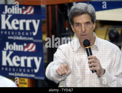 Senator John Kerry, D-Masse, bespricht seine Pläne für amerikanische Unternehmen während einer Veranstaltung an der Poly Vac-Fabrik in Manchester, New Hampshire am 23. Januar 2004. Es ist weniger dann Woche zu gehen, bevor die New Hampshire Primaries. (UPI Foto/Michael Kleinfeld) Stockfoto