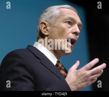 Hoffnungsvolles Gen. Wesley Clark bespricht seine Pläne für America's Health Care System bei einer Veranstaltung gefördert durch die Nhpc, am 23. Januar 2004 in Manchester, New Hampshire. Es ist weniger als eine Woche, bis die New Hampshire primaries Links. (UPI Foto/Michael Kleinfeld) Stockfoto