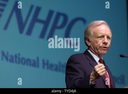 Präsidentschaftskandidaten Senator Joe Lieberman bespricht seine Pläne für America's Health Care System bei einer Veranstaltung gefördert durch die Nhpc, am 23. Januar 2004 in Manchester, New Hampshire. Es ist weniger als eine Woche, bis die New Hampshire primaries Links. (UPI Foto/Michael Kleinfeld) Stockfoto